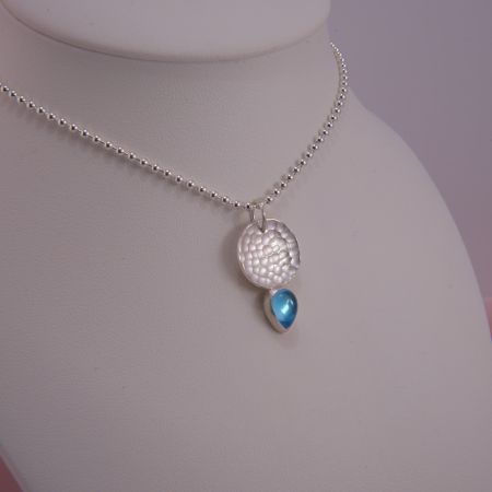 Blautopas Anhänger mit Kugelkette